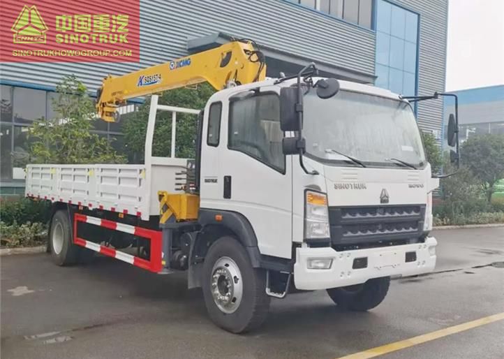 HOWO Hydraulic Telescope 4 Sections 6ton Crane Truck With Light Lorry