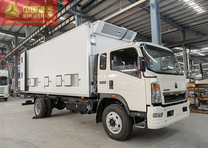 Sinotruk HOWO Small 10 Tons Refrigerator Truck for Live Baby Chicken